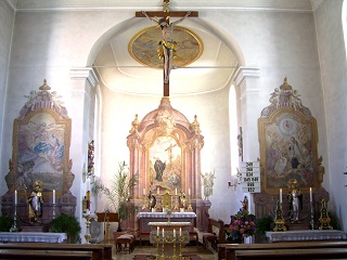 Foto vom Altarraum in St. Leonhard in Oberliezheim