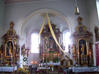 Foto vom Altarraum in St. Nikolaus in Oberthürheim