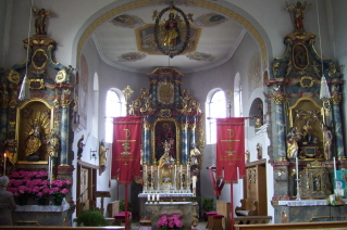 Foto vom Altarraum in St. Andreas in Prettelshofen