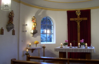 Foto vom Altarraum in St. Leonhard in Rischgau