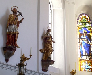 Foto von den Figuren links vom Altar in St. Alban in Stillnau