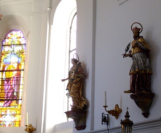 Foto von den Figuren rechts vom Altar in St. Alban in Stillnau