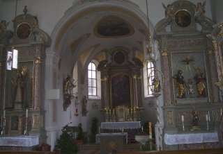 Foto vom Altarraum in St. Martin in Unterfinningen