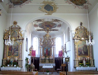 Foto vom Altarraum in St. Jakobus in Villenbach