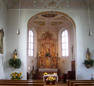 Foto vom Altarraum in St. Michael in Wengen