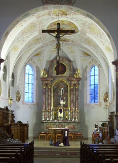 Foto vom Altarraum in St. Georg in Aislingen