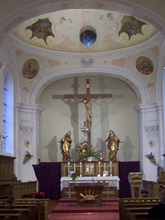 Foto vom Altarraum in St. Xystus in Weisingen