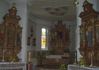 Foto vom Altarraum in St. Otmar in Akams