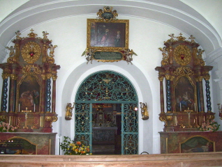 Foto vom Altarraum der St.-Anna-Kapelle in Bühl am Alpsee