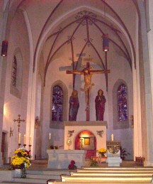 Foto vom Altarraum in St. Peter und Paul in Oberstaufen