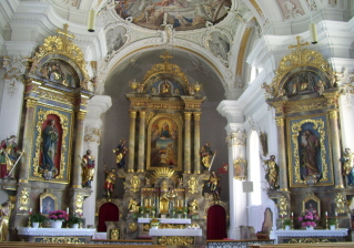 Foto vom Altarraum in St. Nikolaus in Grins