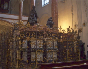 Foto vom Grabmal für Kaiser Maximilian in der Hofkirche in Innsbruck