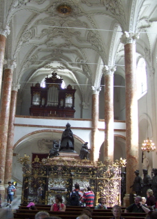 Foto vom Langhaus mit Kaisergrab in der Hofkirche in Innsbruck