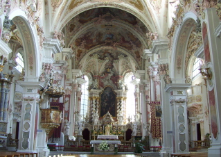 Foto vom Altarraum der Stiftskirche in Neustift