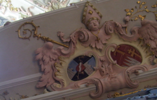 Foto der Wappenkartusche in der Stiftskirche in Neustift