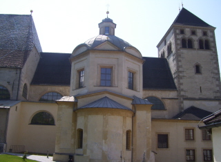 Foto der Stiftskirche in Neustift