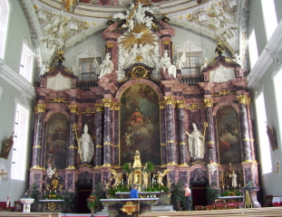 Foto vom Altarraum in der Stiftskirche St. Georg in Neustift in Tirol