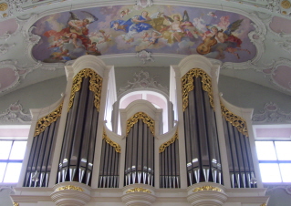 Foto der Orgel in der Stiftskirche St. Georg in Neustift in Tirol