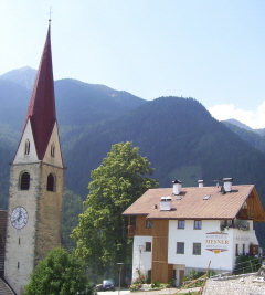 Foto von Kirchturm und Gasthof in Schalders