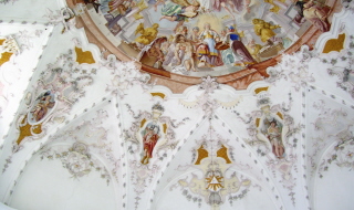 Foto von Kartuschen um das Kuppelfresko in der St. Elisabethkirche in Sterzing