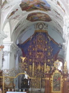 Foto vom Altarraum der Stiftskirche in Stams