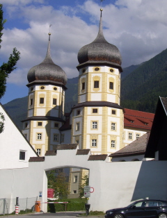 Foto der Doppelt&uuml;rme von Stift Stams
