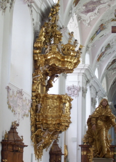 Foto der Kanzel in der Stiftskirche in Stams
