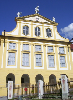 Foto vom mittleren Konventbau von Stift Stams