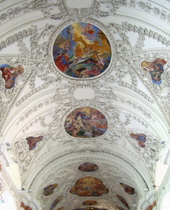 Foto der Langhausfresken in der Stiftskirche Wilten in Innsbruck