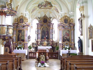 Foto vom Altarraum in St. Marinus und Anian in Wilparting