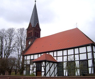 Foto der evang. Dorfkirche in Güsen
