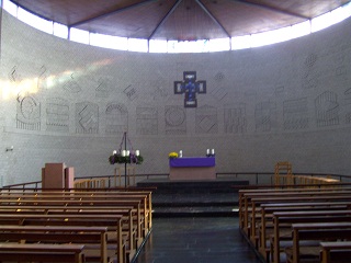 Foto vom Altarraum der Heilig-Kreuz-Kirche in Karlsruhe