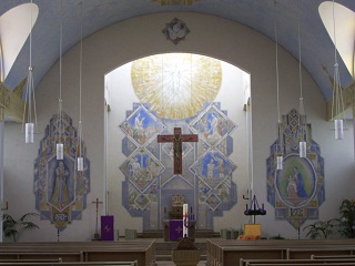 Foto vom Altarraum in St. Elisabeth in Karlsruhe