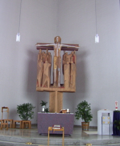 Foto vom Altarraum in der Kirche Heilige Familie in Kaufbeuren