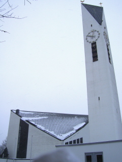 Foto der Kirche Heilige Familie in Kaufbeuren (seitliche Ansicht)