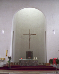 Foto vom Altarraum in der Herz-Jesu-Kirche in Neugablonz