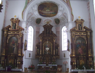 Foto vom Altarraum in St. Dionysius in Oberbeuren