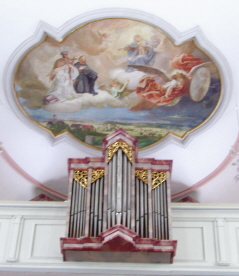 Foto von Orgel und Fresko in St. Dionysius in Oberbeuren