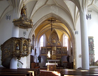 Foto vom Altarraum in St. Barbara in Abensberg
