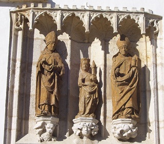 Foto der Figuren über dem Seitenportal von St. Barbara in Abensberg