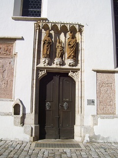 Foto vom Seitenportal von St. Barbara in Abensberg