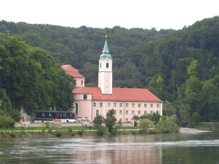 Foto vom Kloster Weltenburg von der Donau aus gesehen