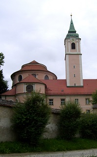 Foto der Klosterkirche Weltenburg von der Donau aus gesehen