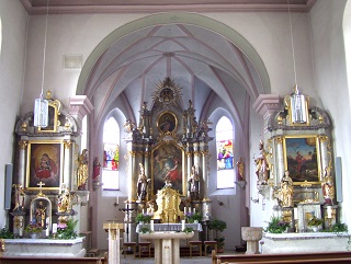 Foto vom Altarraum in St. Ulrich in Niederumelsdorf
