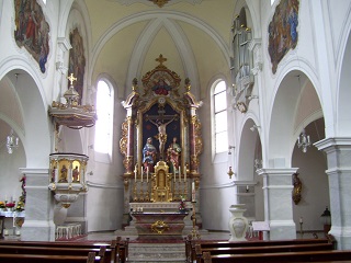 Foto vom Altarraum in der Herz-Jesu-Kirche in Kelsterbach