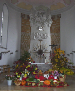 Foto vom Altarraum in St. Ulrich in Burgberg