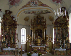 Foto vom Altarraum in St. Stephan in Hellengerst