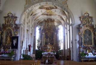 Foto vom Altarraum in St. Peter und Paul in Petersthal