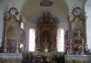 Foto vom Altarraum in St. Andreas in Memhölz