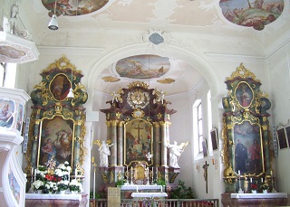 Foto vom Altarraum in Heilig-Kreuz in Schambach